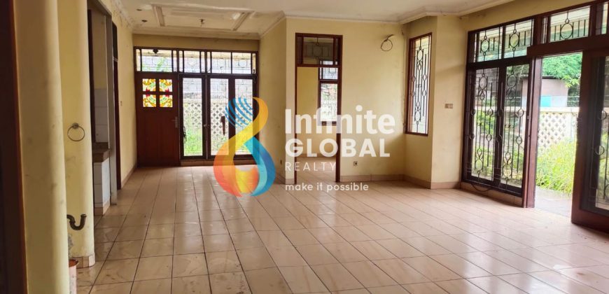 FOR SALE RUMAH HOEK 1,5 LANTAI DI INTERCON JAKARTA BARAT