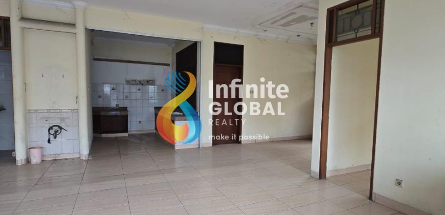 FOR SALE RUMAH HOEK 1,5 LANTAI DI INTERCON JAKARTA BARAT