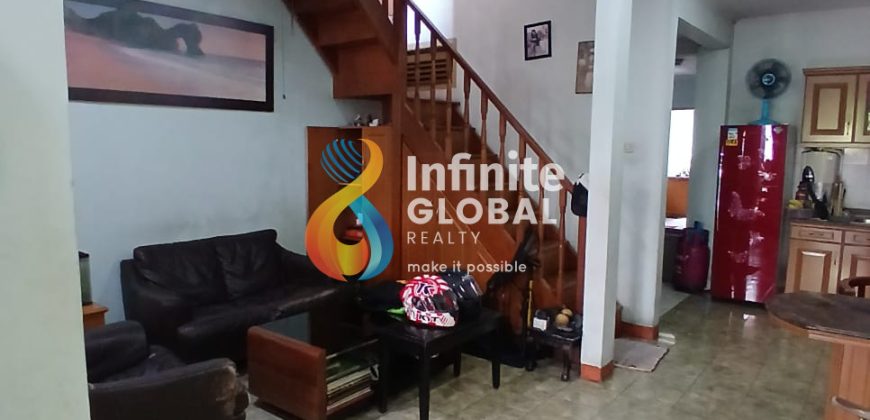 Dijual Cepat Rumah 3 lantai strategis cocok untuk usaha atau kos-kosan