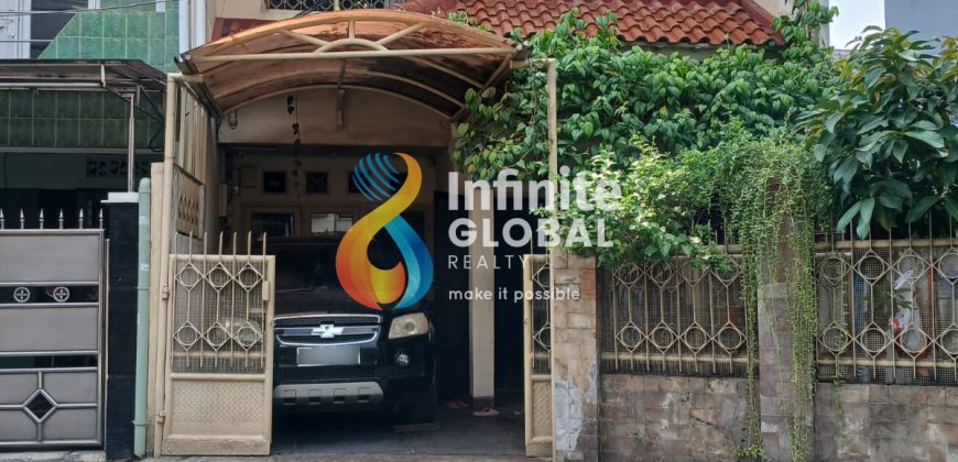 Dijual Cepat Rumah 3 lantai strategis cocok untuk usaha atau kos-kosan