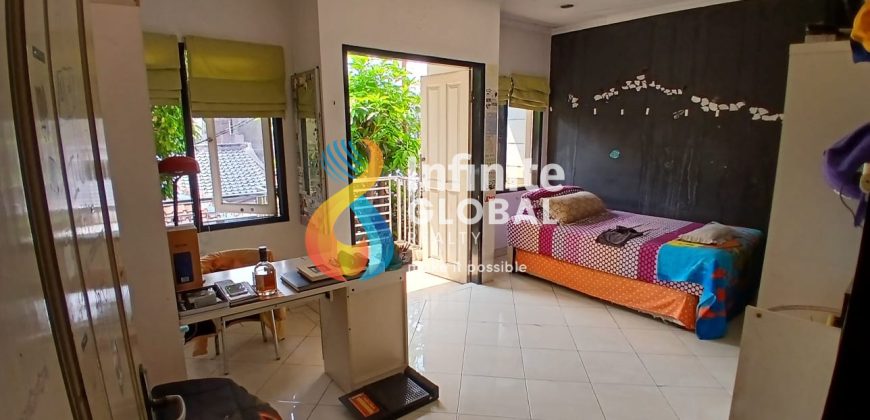 Dijual Cepat Rumah 3 lantai strategis cocok untuk usaha atau kos-kosan