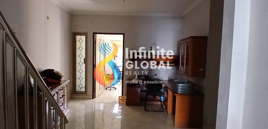 Dijual Cepat Rumah 3 lantai strategis cocok untuk usaha atau kos-kosan