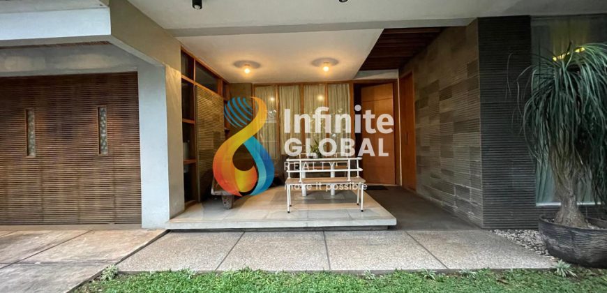 Dijual Rumah design unik minimalis modern ada kolam renang dalam komplek pesanggrahan