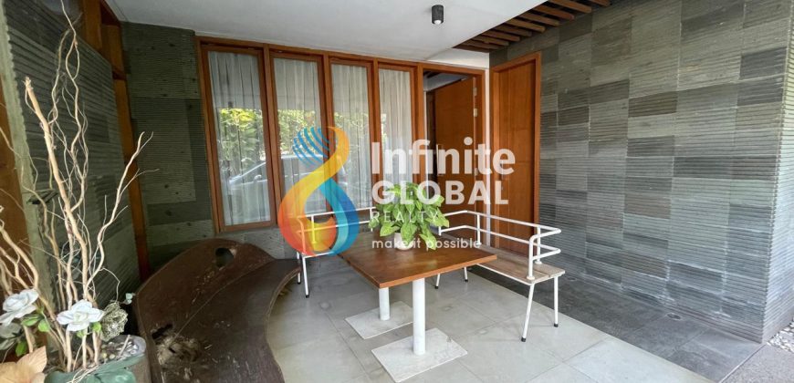Dijual Rumah design unik minimalis modern ada kolam renang dalam komplek pesanggrahan