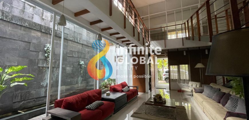 Dijual Rumah design unik minimalis modern ada kolam renang dalam komplek pesanggrahan
