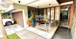 Dijual Rumah design unik minimalis modern ada kolam renang dalam komplek pesanggrahan