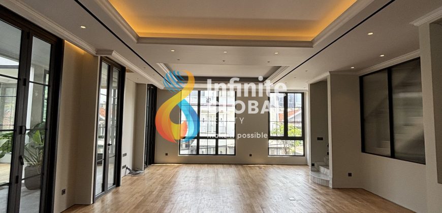 Hunian Mewah Fasad Klasik Modern  4 Lantai, Kebayoran Baru