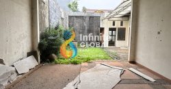 Kesempatan Langka! Rumah Lama dengan Taman Depan & Belakang