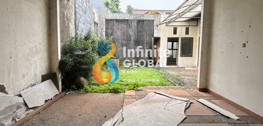 Kesempatan Langka! Rumah Lama dengan Taman Depan & Belakang