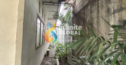 Kesempatan Langka! Rumah Lama dengan Taman Depan & Belakang