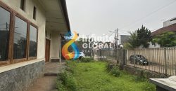 Kesempatan Langka! Rumah Lama dengan Taman Depan & Belakang