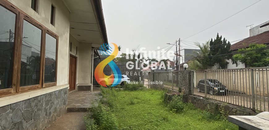 Kesempatan Langka! Rumah Lama dengan Taman Depan & Belakang