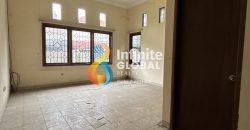 Kesempatan Langka! Rumah Lama dengan Taman Depan & Belakang