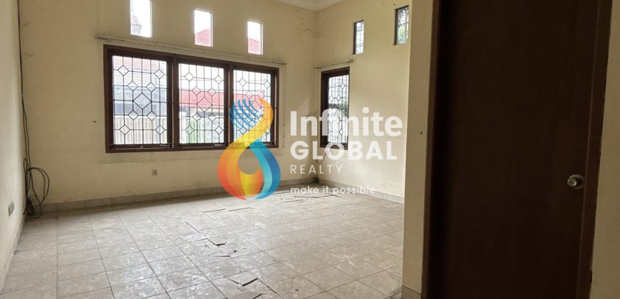 Kesempatan Langka! Rumah Lama dengan Taman Depan & Belakang