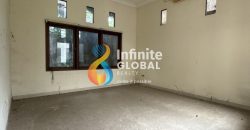 Kesempatan Langka! Rumah Lama dengan Taman Depan & Belakang