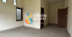Kesempatan Langka! Rumah Lama dengan Taman Depan & Belakang
