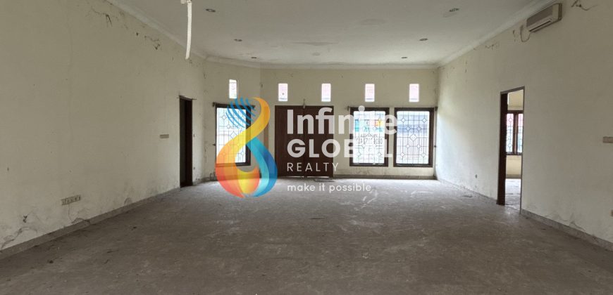 Kesempatan Langka! Rumah Lama dengan Taman Depan & Belakang