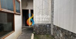 Kesempatan Langka! Rumah Lama dengan Taman Depan & Belakang