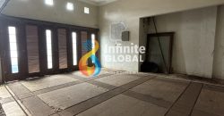 Kesempatan Langka! Rumah Lama dengan Taman Depan & Belakang