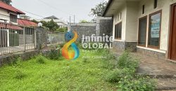 Kesempatan Langka! Rumah Lama dengan Taman Depan & Belakang