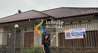 Kesempatan Langka! Rumah Lama dengan Taman Depan & Belakang