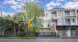 Exclusive Luxury House Gandaria | SHM | Garasi & Carport 4 Mobil