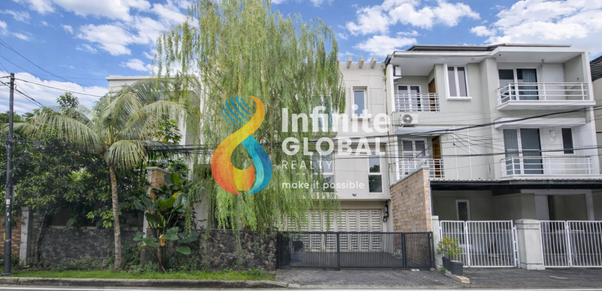 Exclusive Luxury House Gandaria | SHM | Garasi & Carport 4 Mobil