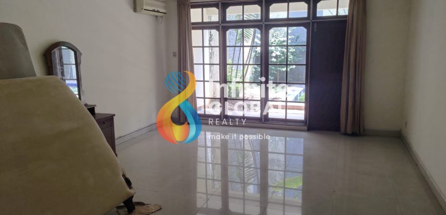 Dijual Rumah Lama Terawat Lokasi Strategis di Pondok Indah