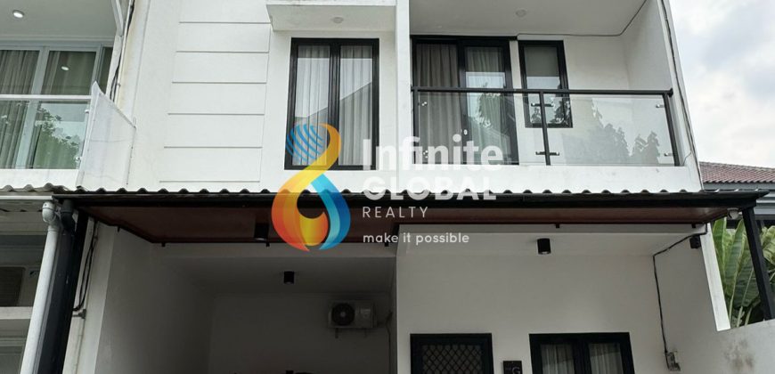Dijual Rumah Full-furnished 3 Lantai Nyaman & Strategis di Cilandak KKO