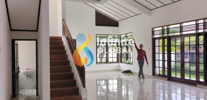 Rumah Hoek 2 Lantai Siap Huni di Petukangan Utara LT 320 m² Garasi 3 Mobil