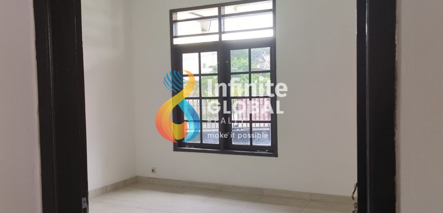Rumah Hoek 2 Lantai Siap Huni di Petukangan Utara LT 320 m² Garasi 3 Mobil