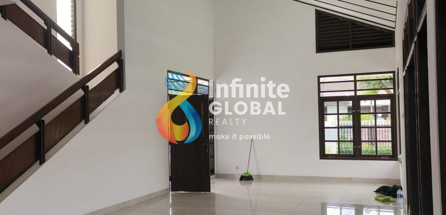 Rumah Hoek 2 Lantai Siap Huni di Petukangan Utara LT 320 m² Garasi 3 Mobil