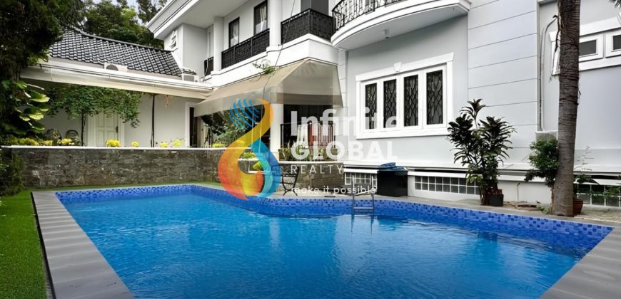 Rumah Mewah Klasik 2 Lantai + Basement di Kawasan Elit Kebayoran Baru Pool Parkir 16 Mobil