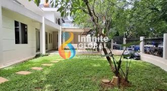 Rumah Besar Kebayoran Baru LT 469 m² Cocok Hunian atau Kantor Parkir 9 Mobil