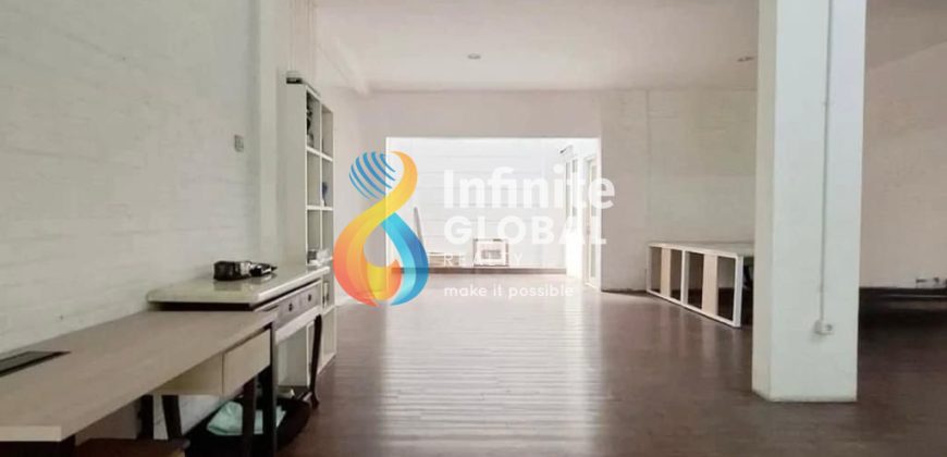 Rumah Besar Kebayoran Baru LT 469 m² Cocok Hunian atau Kantor Parkir 9 Mobil