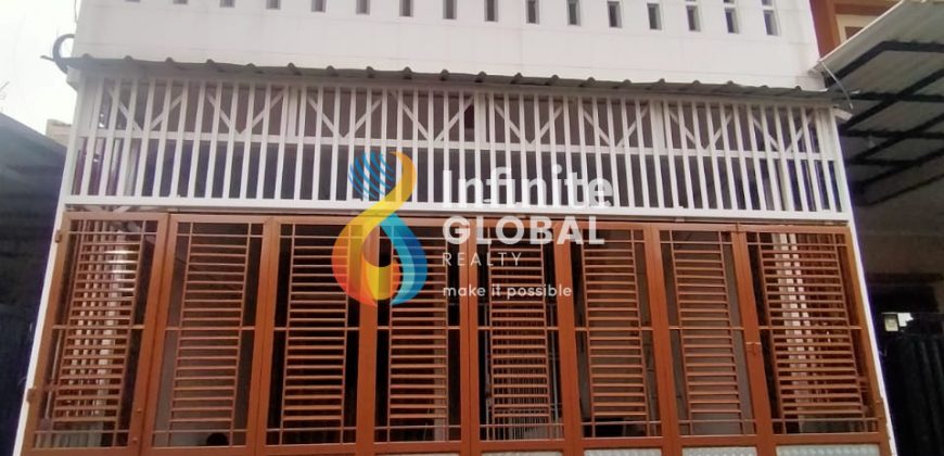 Jual Cepat Rumah Mewah 4 Lantai di Grand Poris Tangerang, Luas Bangunan 310 m²
