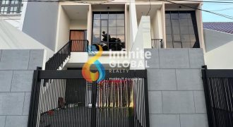 Rumah Baru 3 Lantai Tomang – Siap Huni, Akses 2 Mobil, Harga Turun!