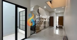 Rumah Baru 3 Lantai Tomang – Siap Huni, Akses 2 Mobil, Harga Turun!