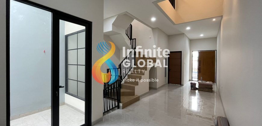 Rumah Baru 3 Lantai Tomang – Siap Huni, Akses 2 Mobil, Harga Turun!