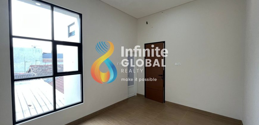 Rumah Baru 3 Lantai Tomang – Siap Huni, Akses 2 Mobil, Harga Turun!