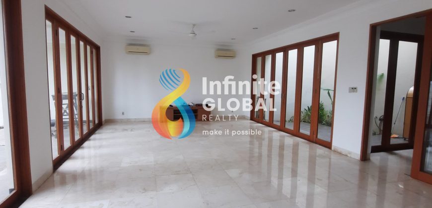 Rumah Mewah Disewakan di Cipete Private Pool, 4+1 Bedroom, Fully Equipped
