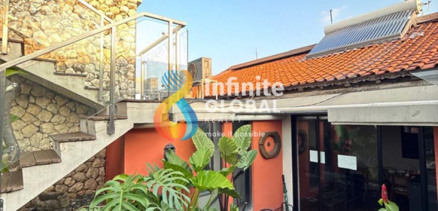 Dijual Rumah Mewah Artistik 3 Lantai di Kemanggisan Utama Kolam Renang & Jacuzzi